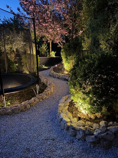Allée de jardin avec éclairage extérieur