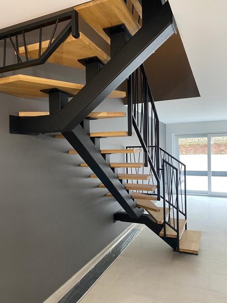 Escalier en bois et acier réalisé par SAM Construction