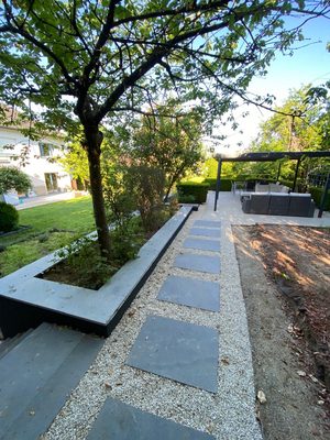 Terrasse avec jardinières en béton